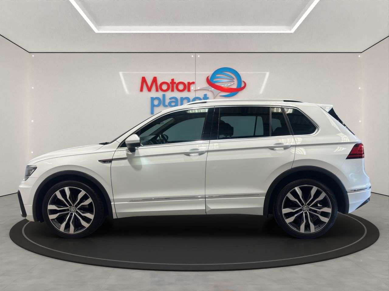 A 2017 VOLKSWAGEN TIGUAN 2.0 TDI R-Line SUV 5dr Diesel DSG 4Motion Euro 6 (s/s) (150 ps) A 2017 VOLKSWAGEN TIGUAN 2.0 TDI R-Line SUV 5dr Diesel DSG 4Motion Euro 6 (s/s) (150 ps)