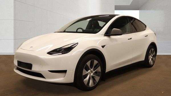 A 2023 TESLA MODEL Y SUV 5dr Electric Auto RWD (346 ps) A 2023 TESLA MODEL Y SUV 5dr Electric Auto RWD (346 ps)