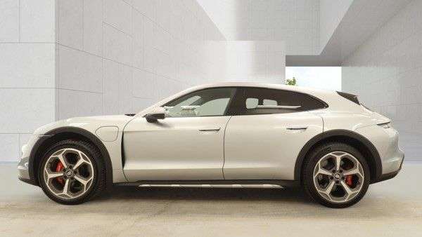 A 2022 PORSCHE TAYCAN Performance Plus 93.4kWh 4S Cross Turismo 5dr Electric Auto 4WD (11kW Charg A 2022 PORSCHE TAYCAN Performance Plus 93.4kWh 4S Cross Turismo 5dr Electric Auto 4WD (11kW Charg