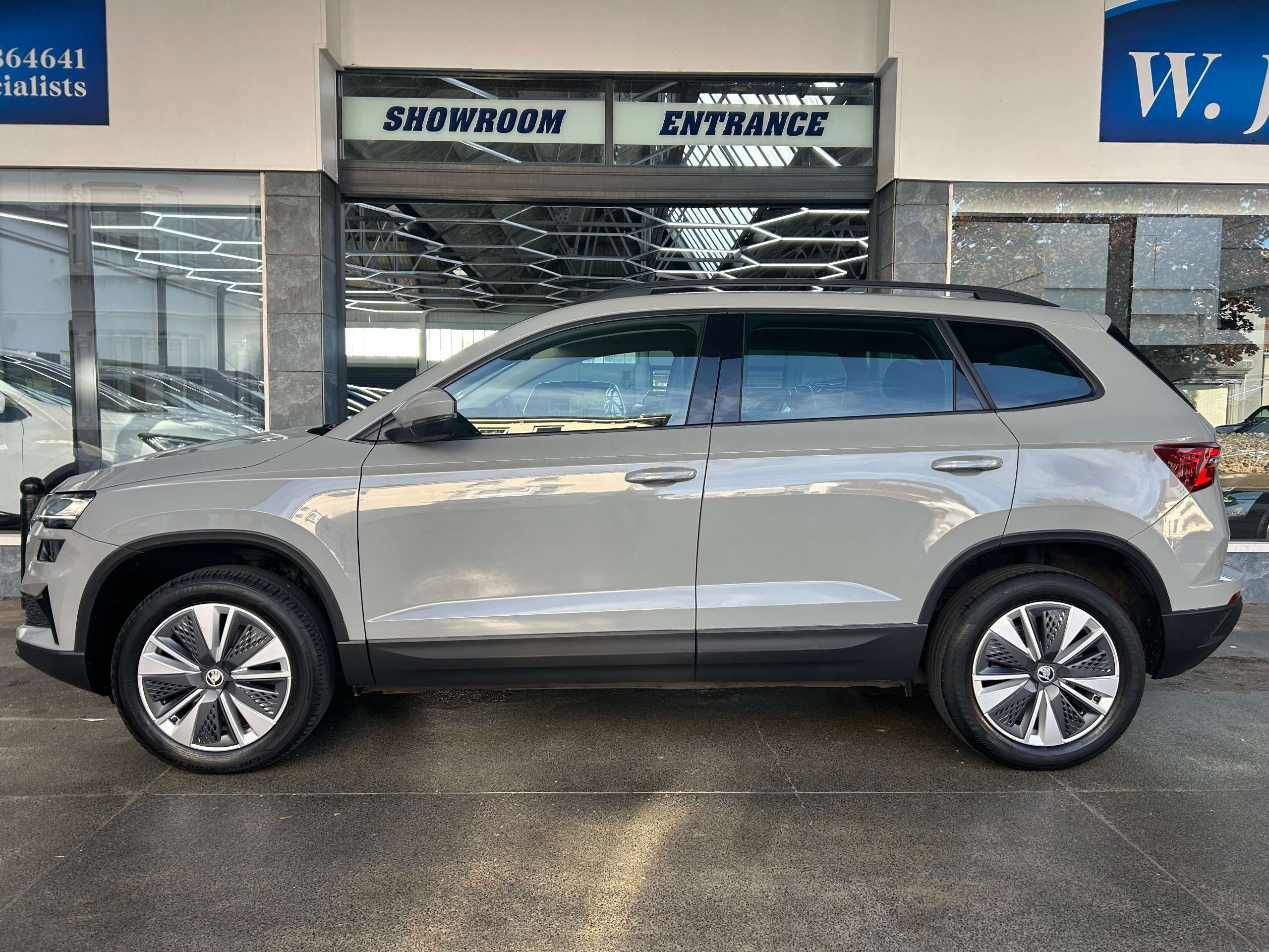 A 2023 SKODA KAROQ 1.0 TSI SE Drive SUV Petrol Manual Euro 6 (s/s) (110 ps) 5dr A 2023 SKODA KAROQ 1.0 TSI SE Drive SUV Petrol Manual Euro 6 (s/s) (110 ps) 5dr
