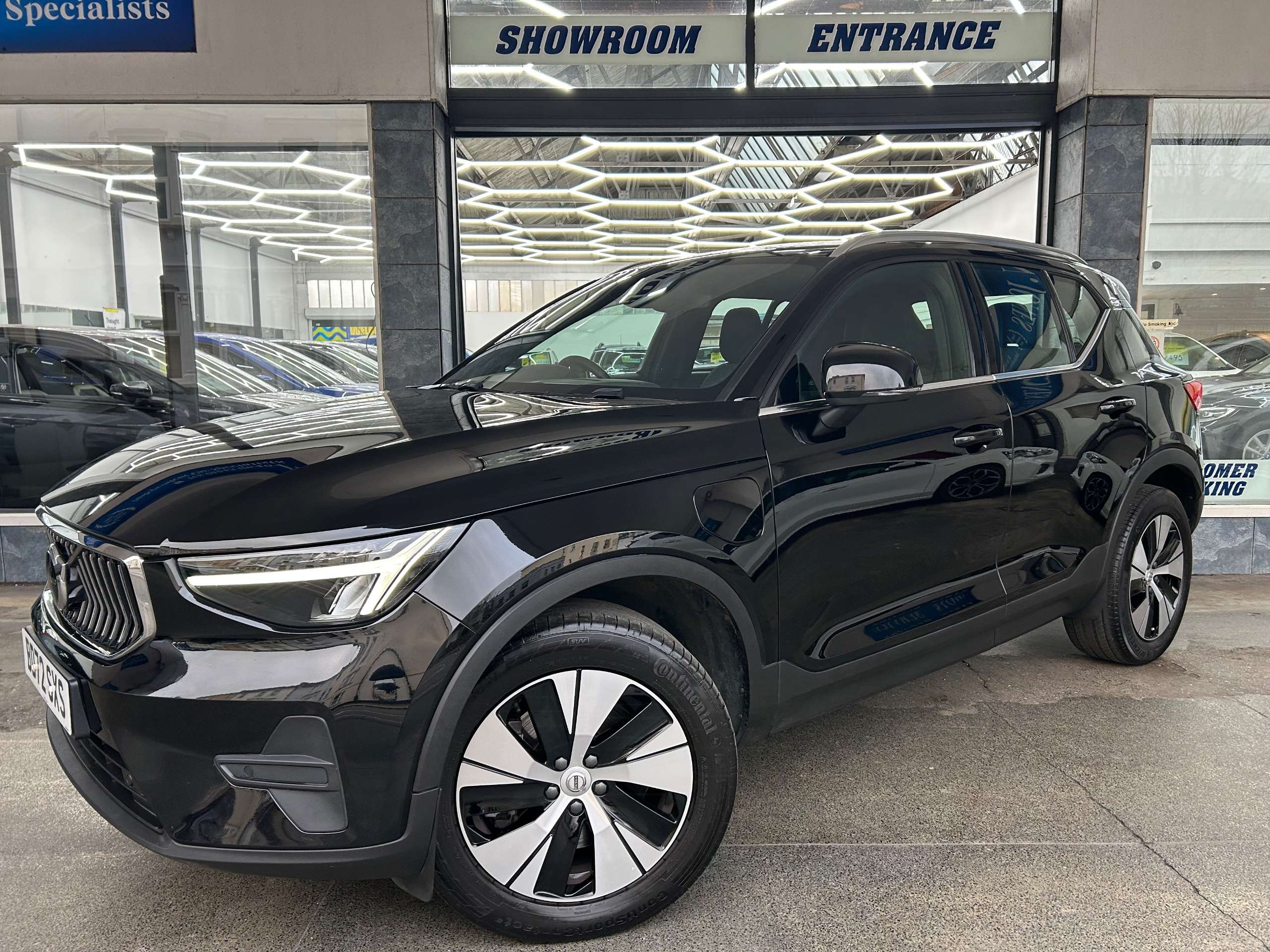 A 2022 VOLVO XC40 1.5h T4 Recharge 10.7kWh Core SUV Petrol Plug-in Hybrid Auto Euro 6 (s/s) (211 ps) 5dr A 2022 VOLVO XC40 1.5h T4 Recharge 10.7kWh Core SUV Petrol Plug-in Hybrid Auto Euro 6 (s/s) (211 ps) 5dr
