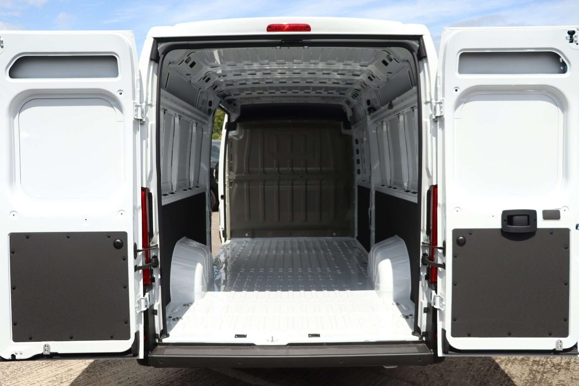 A 2025 PEUGEOT BOXER 2.2 BlueHDi 140 L4H2 435 Professional A 2025 PEUGEOT BOXER 2.2 BlueHDi 140 L4H2 435 Professional