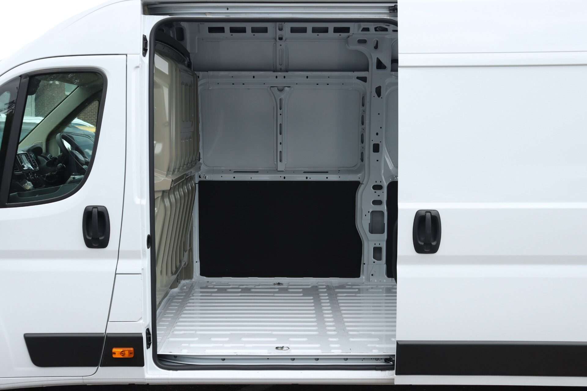 A 2025 PEUGEOT BOXER 2.2 BlueHDi 140 L4H2 435 Professional A 2025 PEUGEOT BOXER 2.2 BlueHDi 140 L4H2 435 Professional