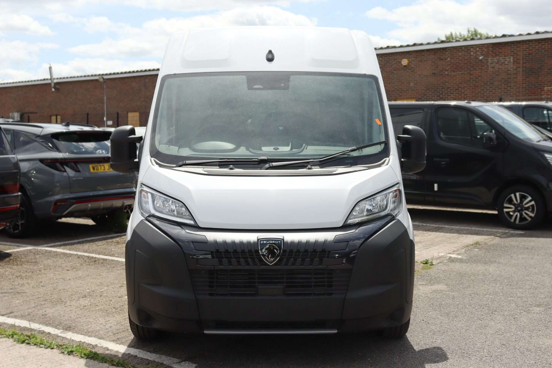 A 2025 PEUGEOT BOXER 2.2 BlueHDi 140 L4H2 435 Professional A 2025 PEUGEOT BOXER 2.2 BlueHDi 140 L4H2 435 Professional