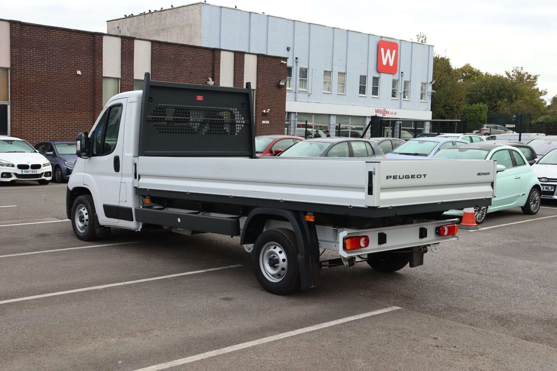 A 2025 PEUGEOT BOXER 2.2 BlueHDi 140 Dropside Professional A 2025 PEUGEOT BOXER 2.2 BlueHDi 140 Dropside Professional