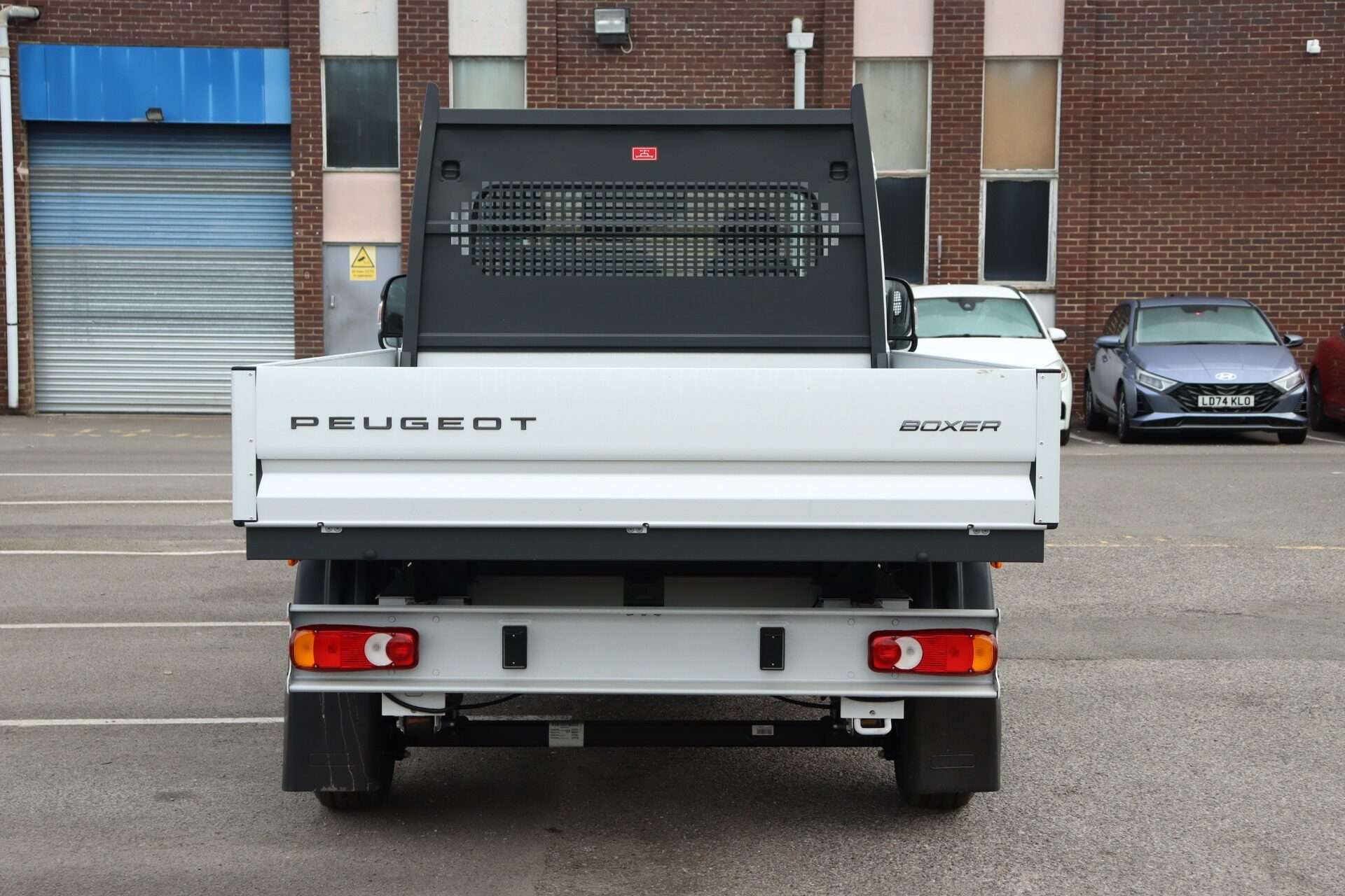 A 2025 PEUGEOT BOXER 2.2 BlueHDi 140 Dropside Professional A 2025 PEUGEOT BOXER 2.2 BlueHDi 140 Dropside Professional