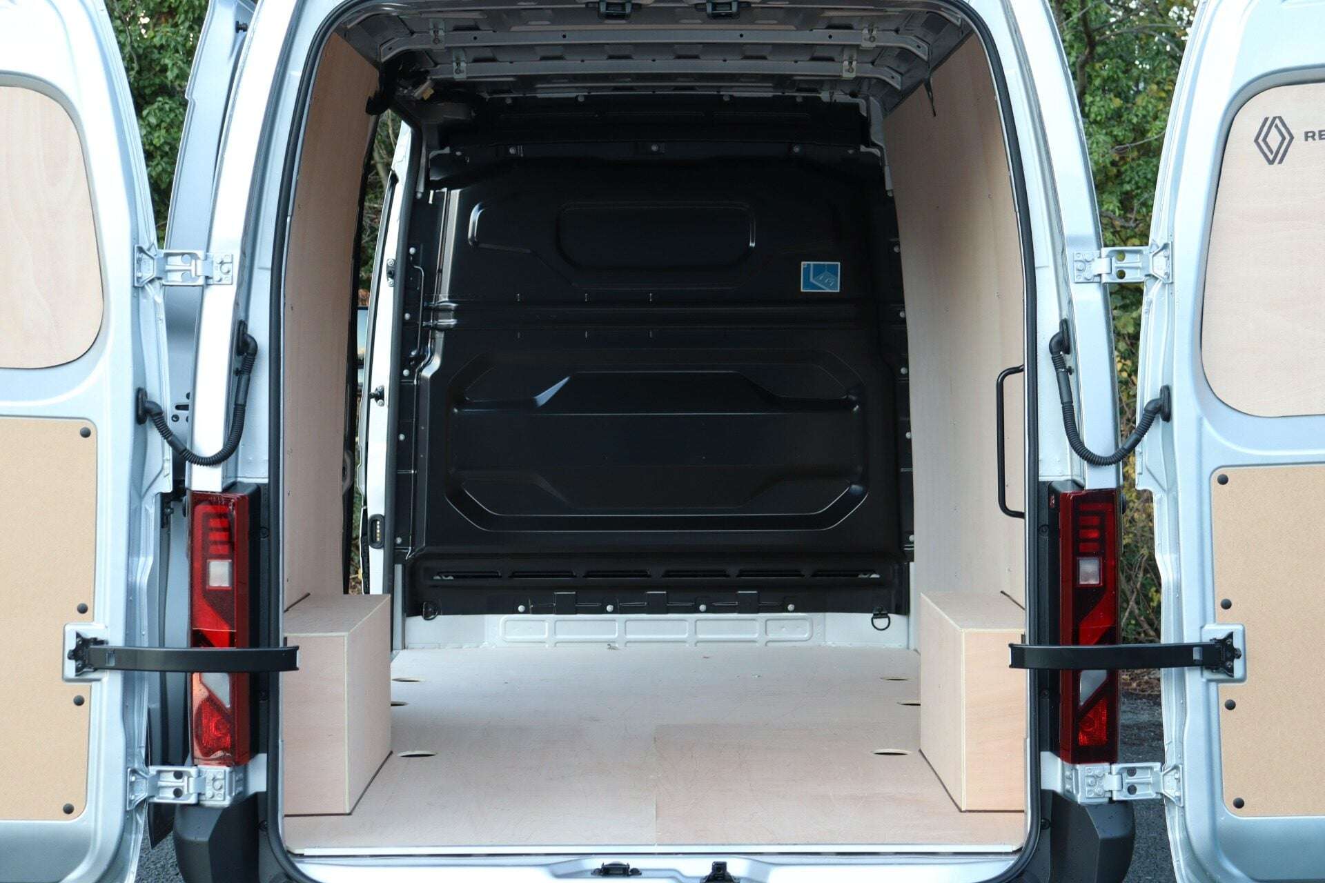 A 2025 RENAULT MASTER LM35 Blue dCi 150 Advance Medium Roof Van A 2025 RENAULT MASTER LM35 Blue dCi 150 Advance Medium Roof Van