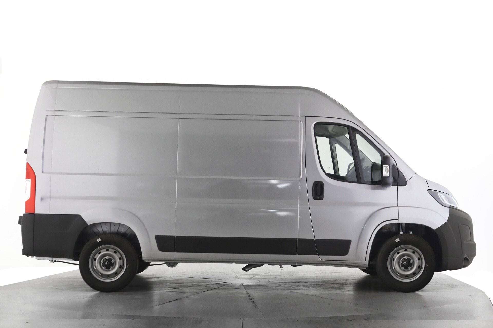 A 2025 PEUGEOT BOXER 2.2 BlueHDi 140 L2H2 335 Professional A 2025 PEUGEOT BOXER 2.2 BlueHDi 140 L2H2 335 Professional