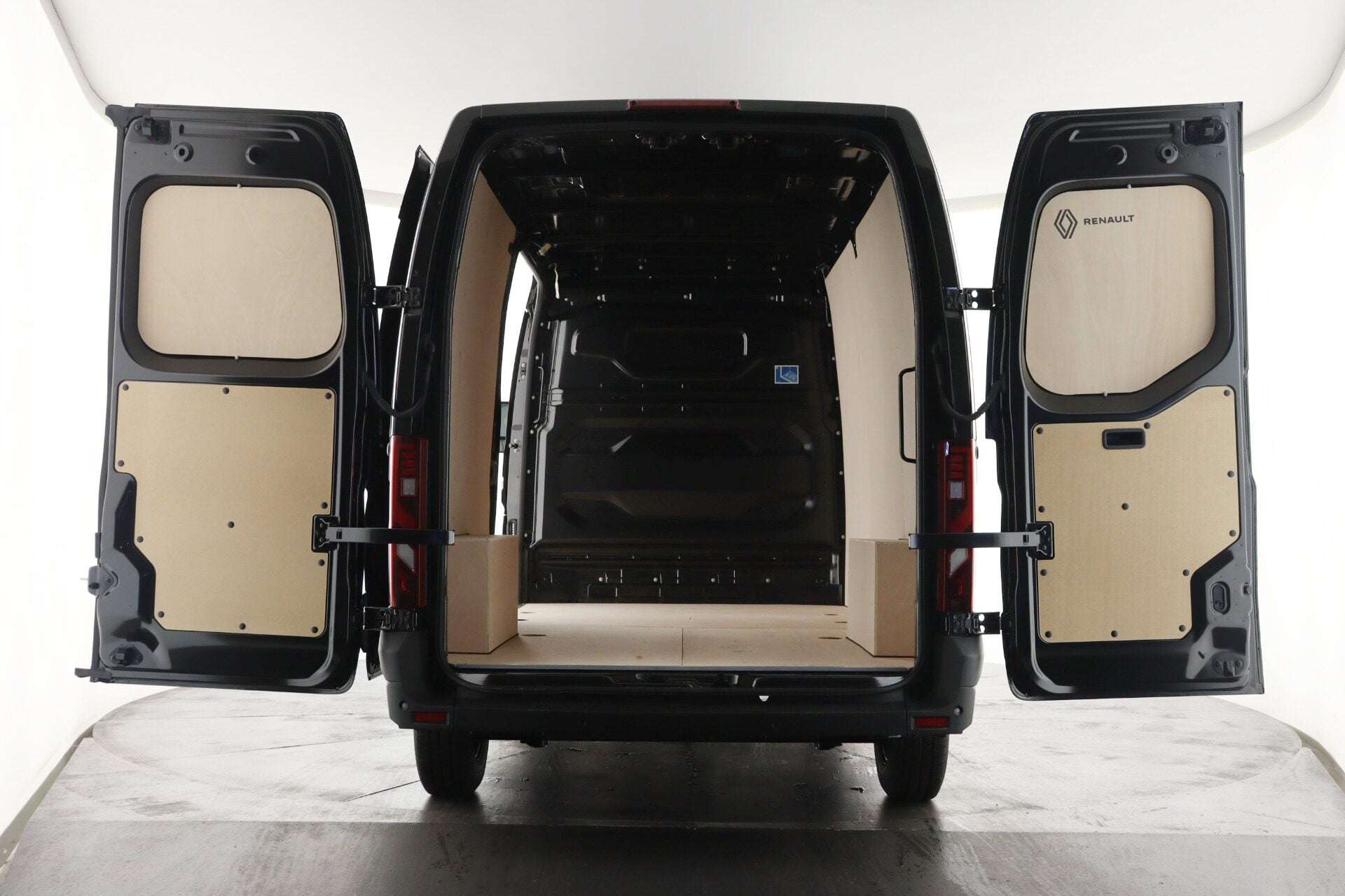 A 2025 RENAULT MASTER MM35 Blue dCi 130 Advance Medium Roof Van A 2025 RENAULT MASTER MM35 Blue dCi 130 Advance Medium Roof Van