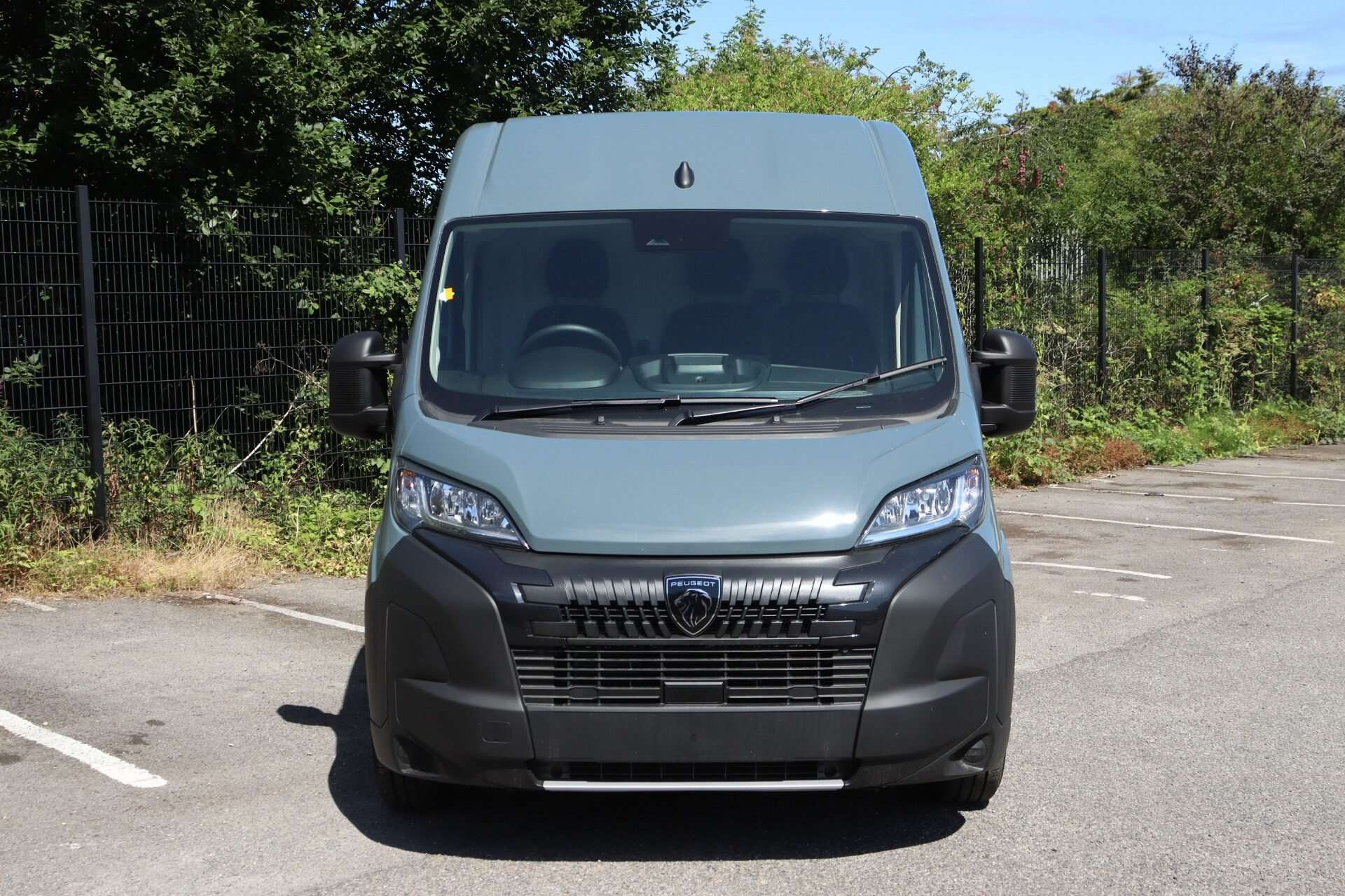 A 2025 PEUGEOT BOXER 2.2 BlueHDi 140 L3H2 335 Professional A 2025 PEUGEOT BOXER 2.2 BlueHDi 140 L3H2 335 Professional