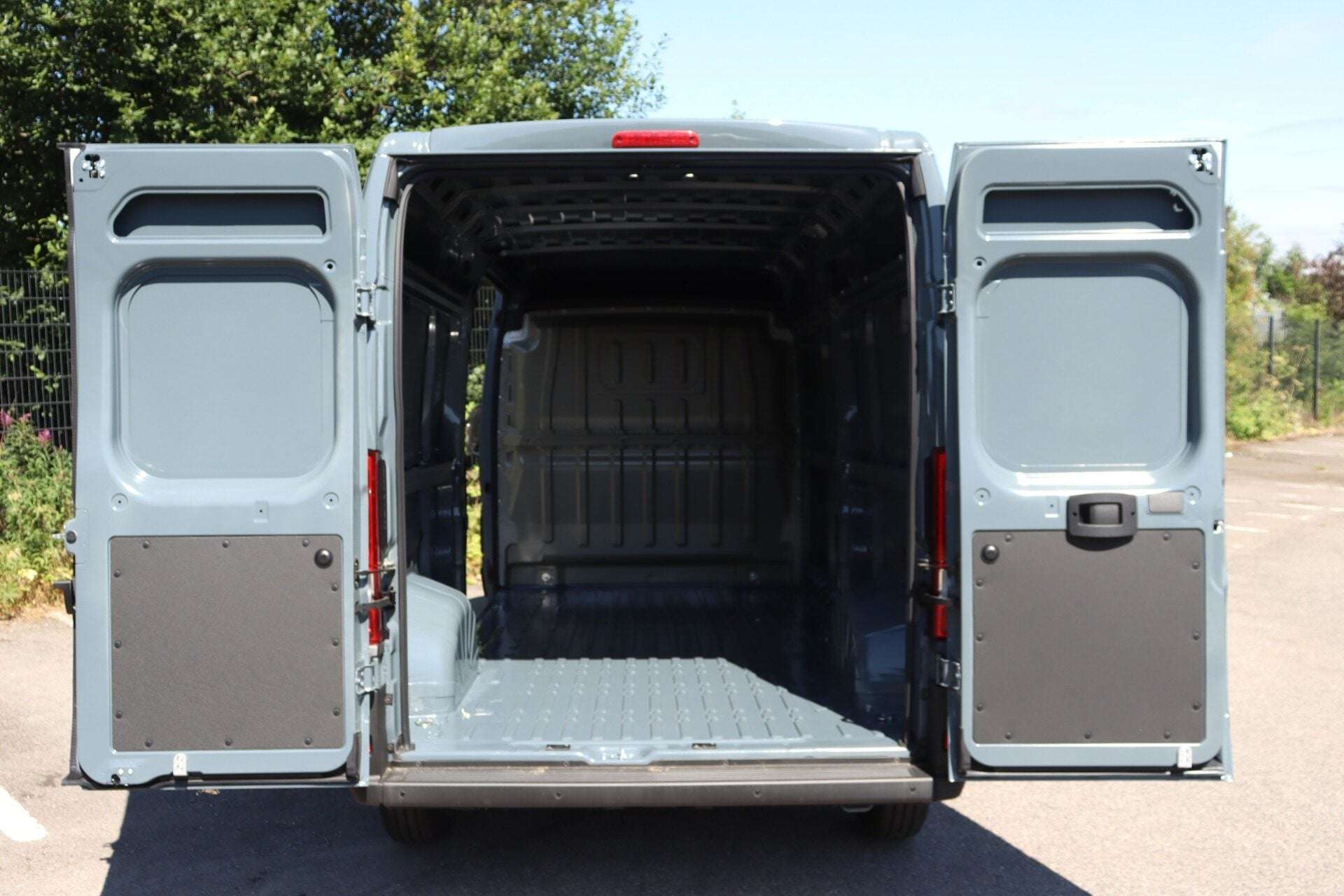 A 2025 PEUGEOT BOXER 2.2 BlueHDi 140 L3H2 335 Professional A 2025 PEUGEOT BOXER 2.2 BlueHDi 140 L3H2 335 Professional