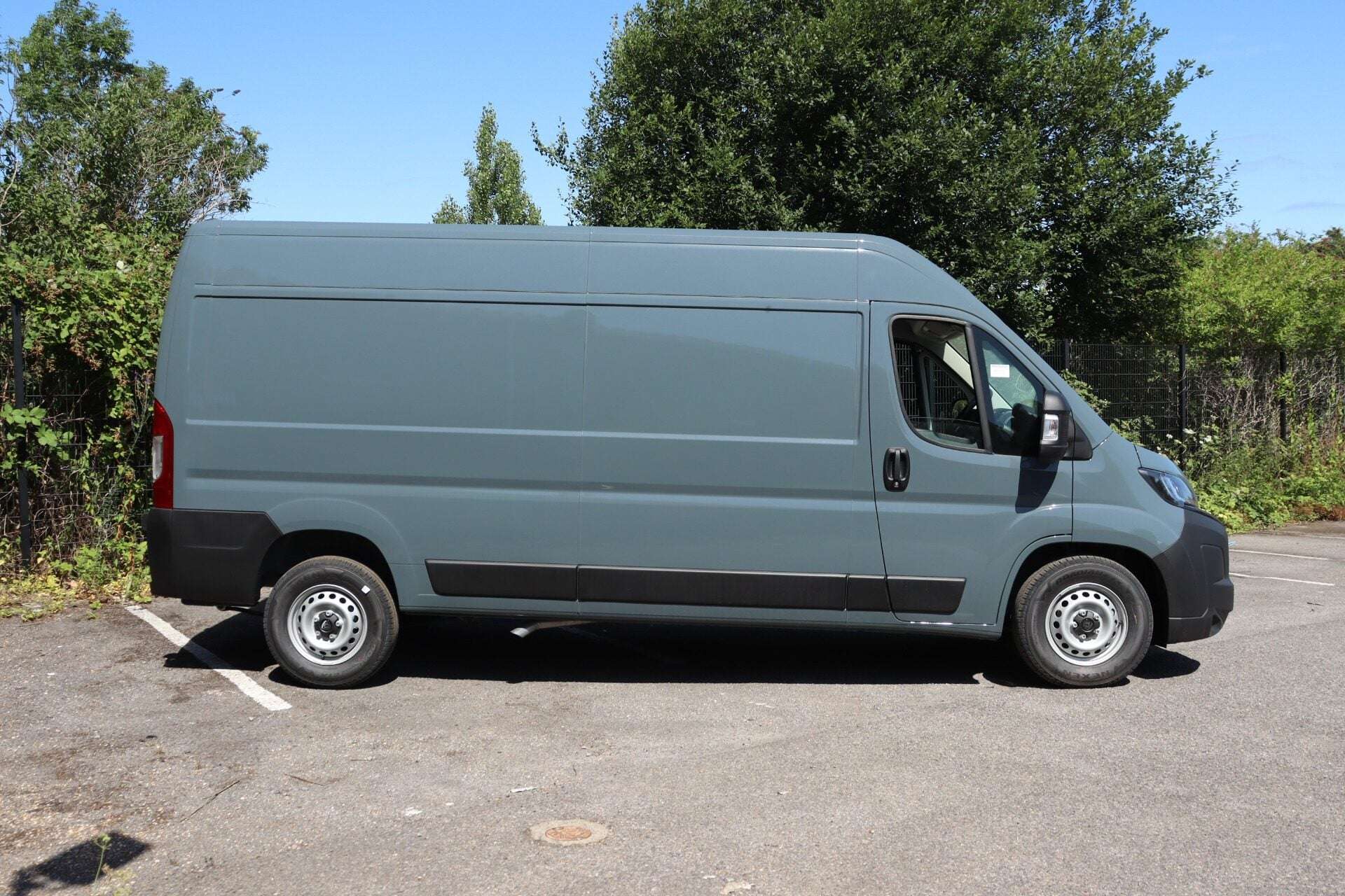 A 2025 PEUGEOT BOXER 2.2 BlueHDi 140 L3H2 335 Professional A 2025 PEUGEOT BOXER 2.2 BlueHDi 140 L3H2 335 Professional