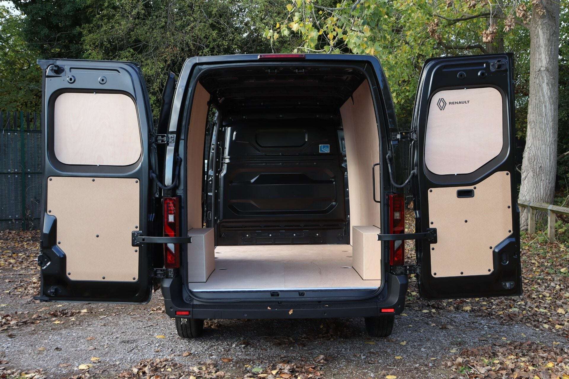 A 2025 RENAULT MASTER LM35 Blue dCi 170 Extra Auto + Rear Camera A 2025 RENAULT MASTER LM35 Blue dCi 170 Extra Auto + Rear Camera