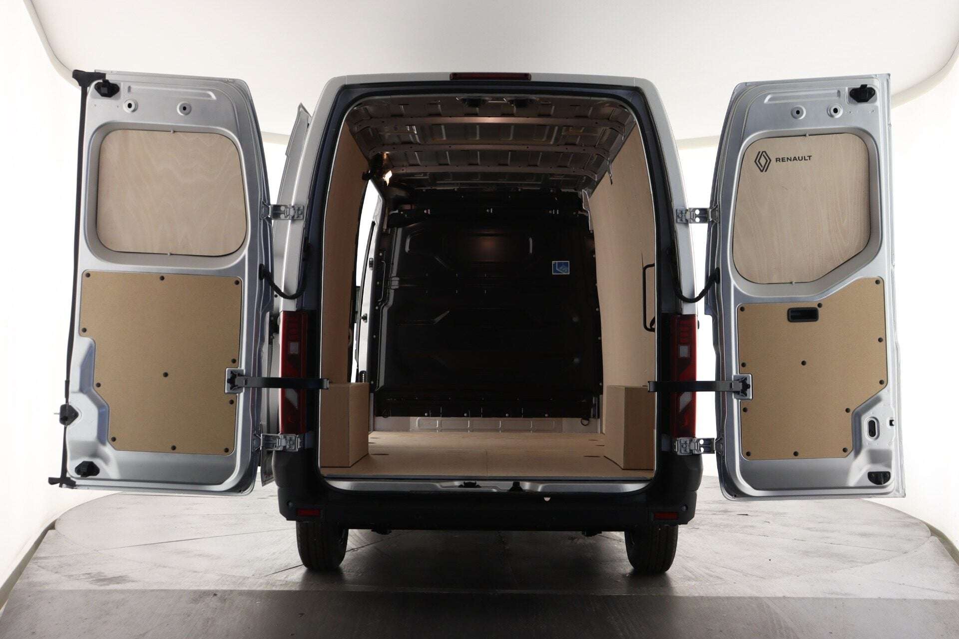 A 2025 RENAULT MASTER LM35 Blue dCi 170 Extra Medium Roof Van Auto A 2025 RENAULT MASTER LM35 Blue dCi 170 Extra Medium Roof Van Auto