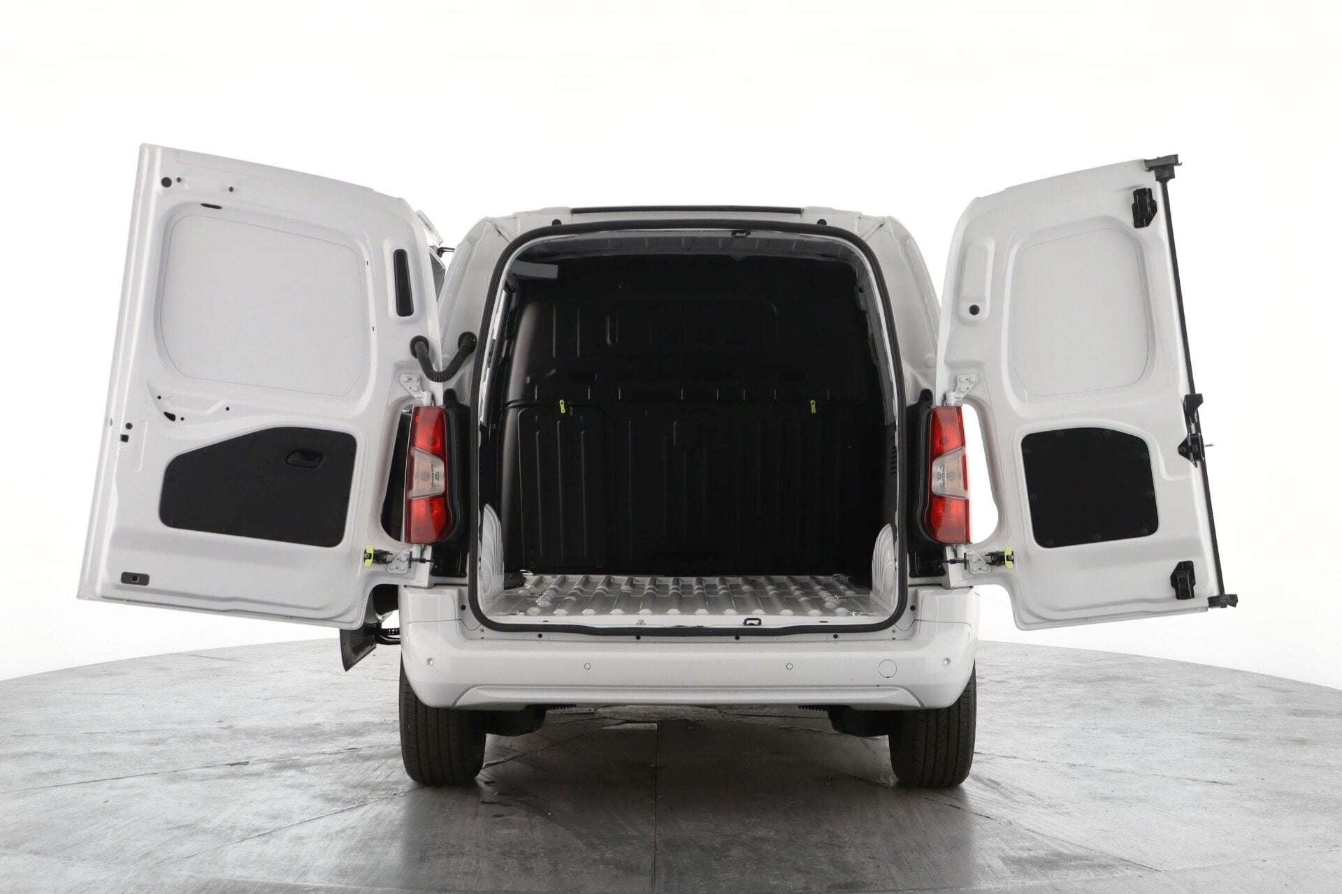 A 2024 VAUXHALL COMBO 100kW Pro 52kWh H1 Van Auto A 2024 VAUXHALL COMBO 100kW Pro 52kWh H1 Van Auto