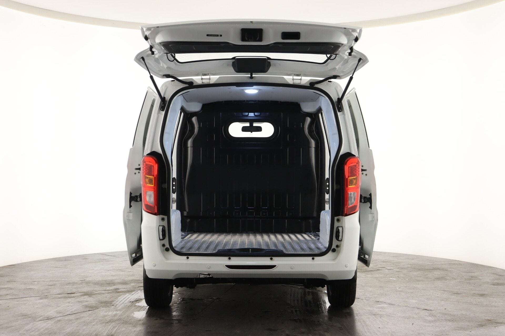 A 2024 BYD ETP3 Byd Etp3 Ev 70kW Active 45kWh A 2024 BYD ETP3 Byd Etp3 Ev 70kW Active 45kWh