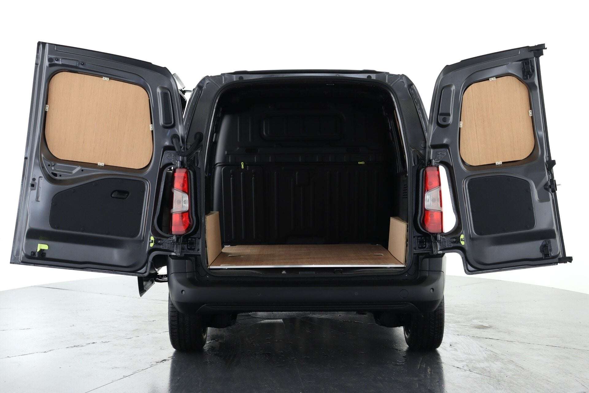 A 2023 PEUGEOT PARTNER Standard 1000 1.5 BlueHDi 100 Professional Premium + A 2023 PEUGEOT PARTNER Standard 1000 1.5 BlueHDi 100 Professional Premium +