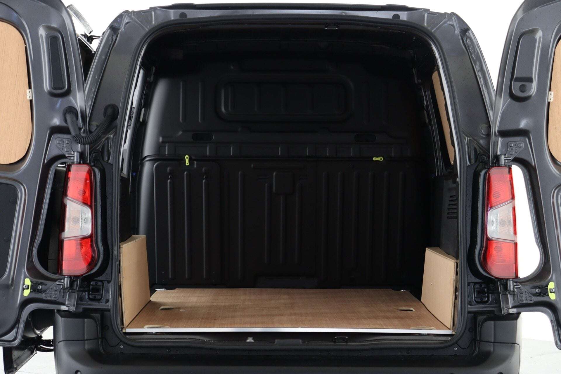 A 2023 PEUGEOT PARTNER Standard 1000 1.5 BlueHDi 100 Professional Premium + A 2023 PEUGEOT PARTNER Standard 1000 1.5 BlueHDi 100 Professional Premium +