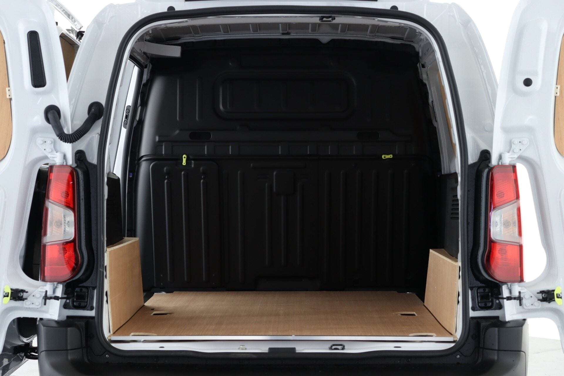 A 2023 PEUGEOT PARTNER Standard 1000 1.5 BlueHDi 100 Professional Premium + A 2023 PEUGEOT PARTNER Standard 1000 1.5 BlueHDi 100 Professional Premium +