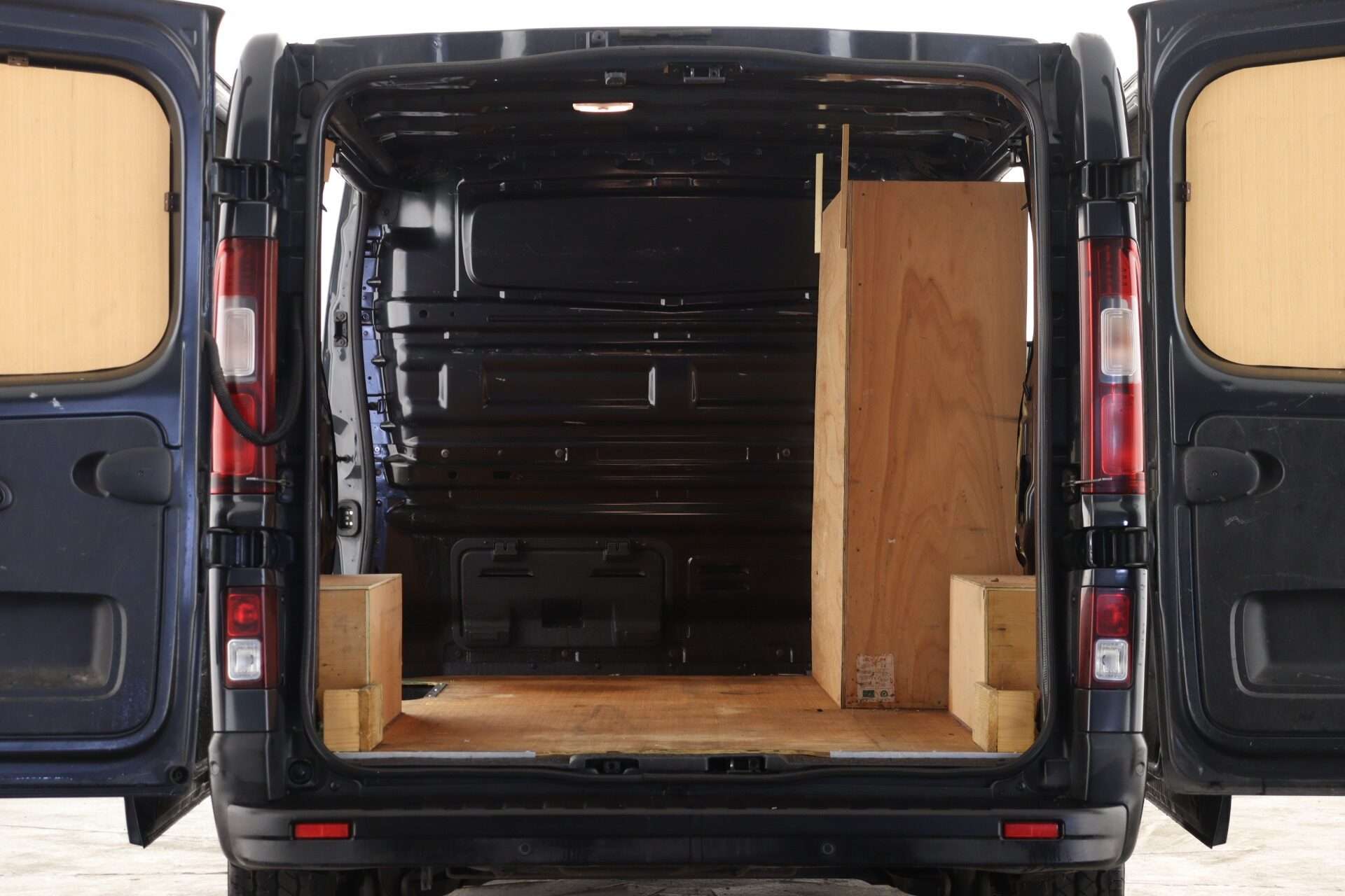 A 2022 RENAULT TRAFIC SL28 Blue dCi 150 Sport Van A 2022 RENAULT TRAFIC SL28 Blue dCi 150 Sport Van