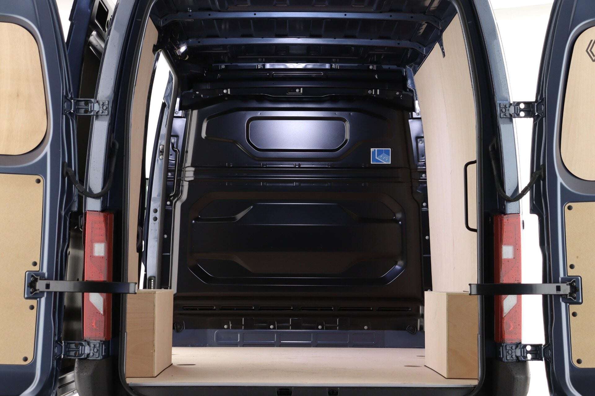 A 2026 RENAULT MASTER LM35 Blue dCi 170 Extra Medium Roof Van Auto MY26 A 2026 RENAULT MASTER LM35 Blue dCi 170 Extra Medium Roof Van Auto MY26