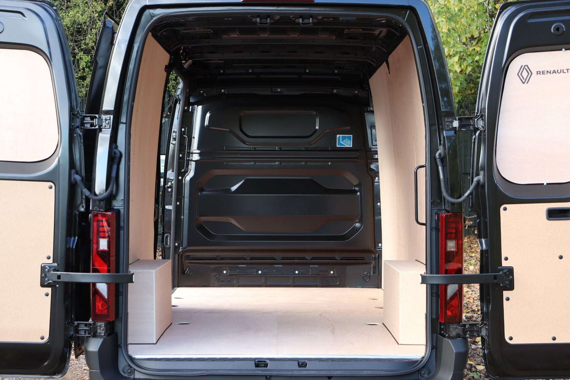 A 2026 RENAULT MASTER LM35 Blue dCi 170 Extra Medium Roof Van Auto MY26 A 2026 RENAULT MASTER LM35 Blue dCi 170 Extra Medium Roof Van Auto MY26