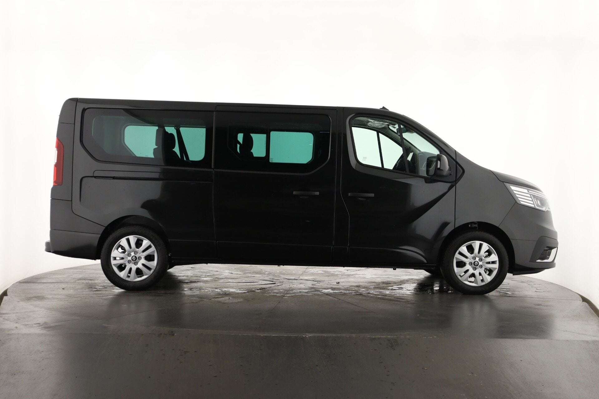 A 2026 RENAULT TRAFIC LL30 Blue dCi 170 Extra 9 Seater EAG9 A 2026 RENAULT TRAFIC LL30 Blue dCi 170 Extra 9 Seater EAG9