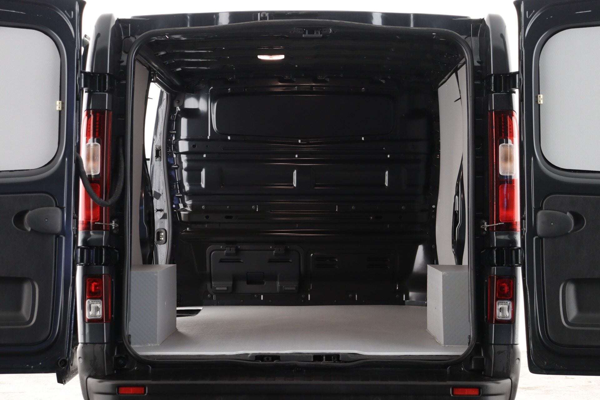 A 2024 RENAULT TRAFIC LL30 90kW 52kWh Advance Van Auto A 2024 RENAULT TRAFIC LL30 90kW 52kWh Advance Van Auto