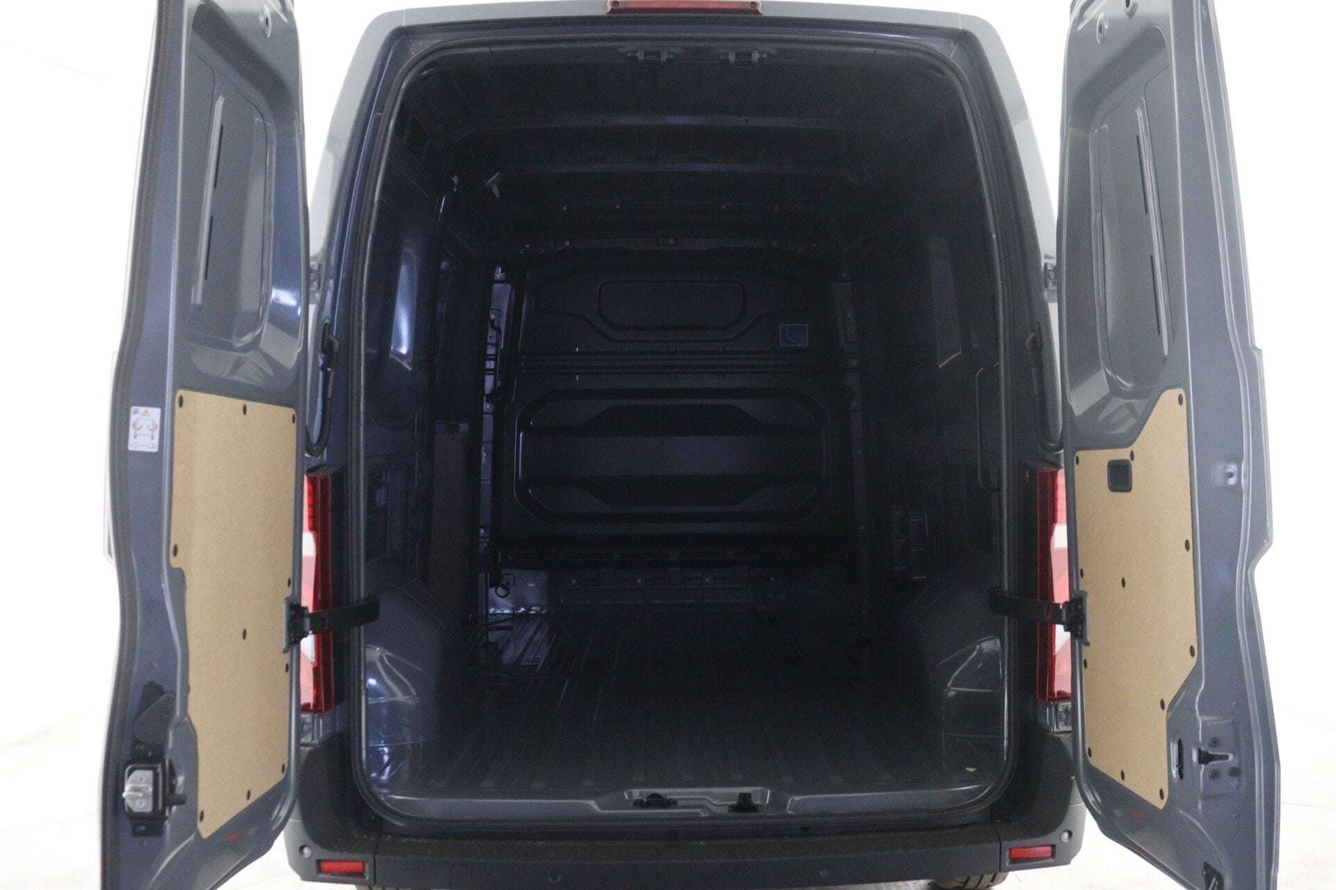 A 2026 RENAULT MASTER MM35 Blue dCi 130 Advance + Rear Camera A 2026 RENAULT MASTER MM35 Blue dCi 130 Advance + Rear Camera