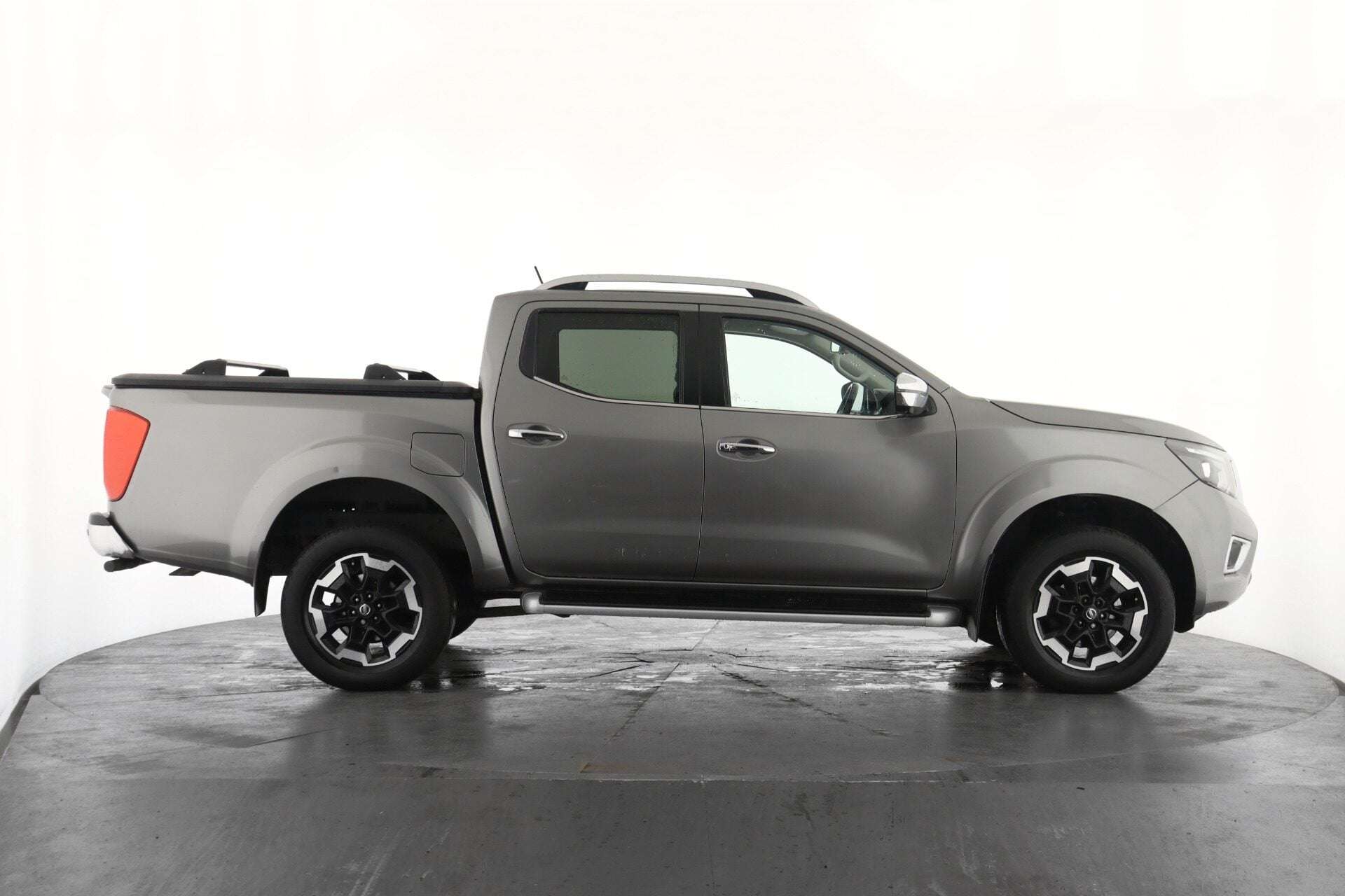 A 2021 NISSAN NAVARA Double Cab Pick Up Tekna 2.3dCi 190 TT 4WD Auto A 2021 NISSAN NAVARA Double Cab Pick Up Tekna 2.3dCi 190 TT 4WD Auto