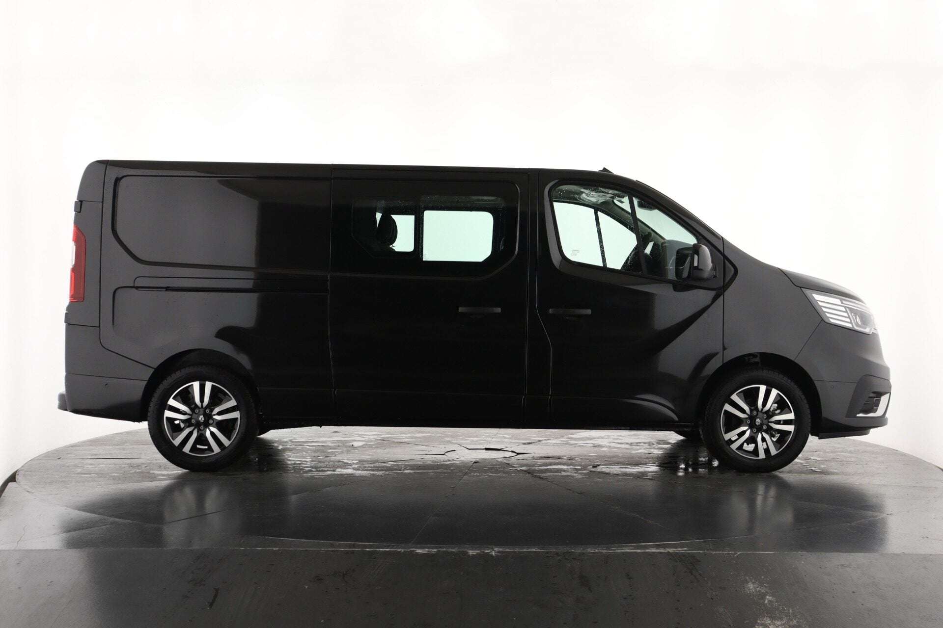 A 2026 RENAULT TRAFIC LL30 Blue dCi 150 Extra Sport Crew Van A 2026 RENAULT TRAFIC LL30 Blue dCi 150 Extra Sport Crew Van