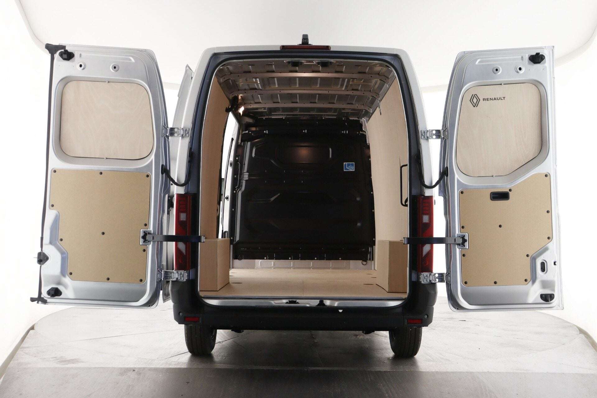 A 2026 RENAULT MASTER LM35 Blue dCi 150 Extra + Rear Camera A 2026 RENAULT MASTER LM35 Blue dCi 150 Extra + Rear Camera