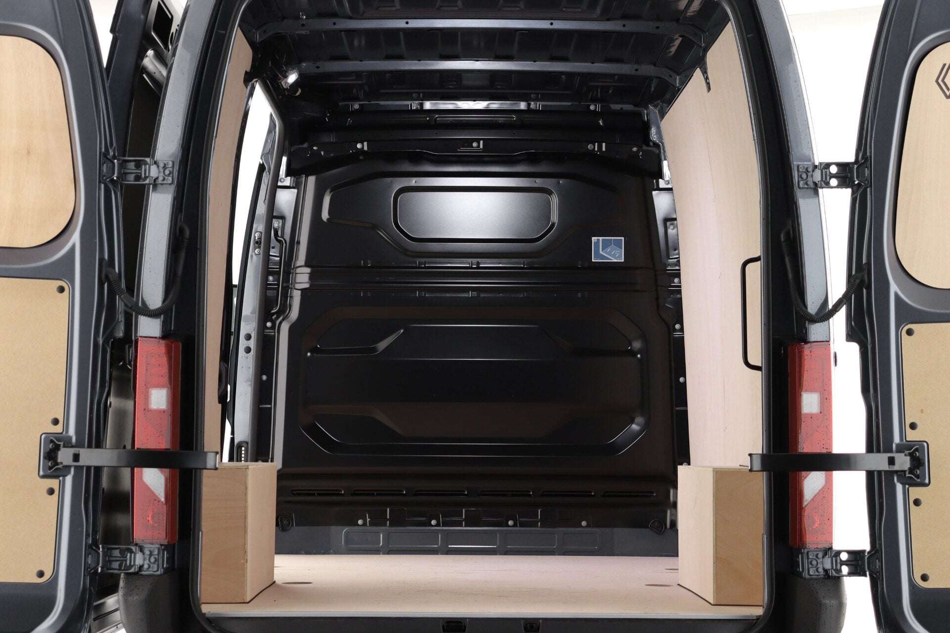 A 2026 RENAULT MASTER MM35 Blue dCi 170 Extra Auto + Rear Camera A 2026 RENAULT MASTER MM35 Blue dCi 170 Extra Auto + Rear Camera