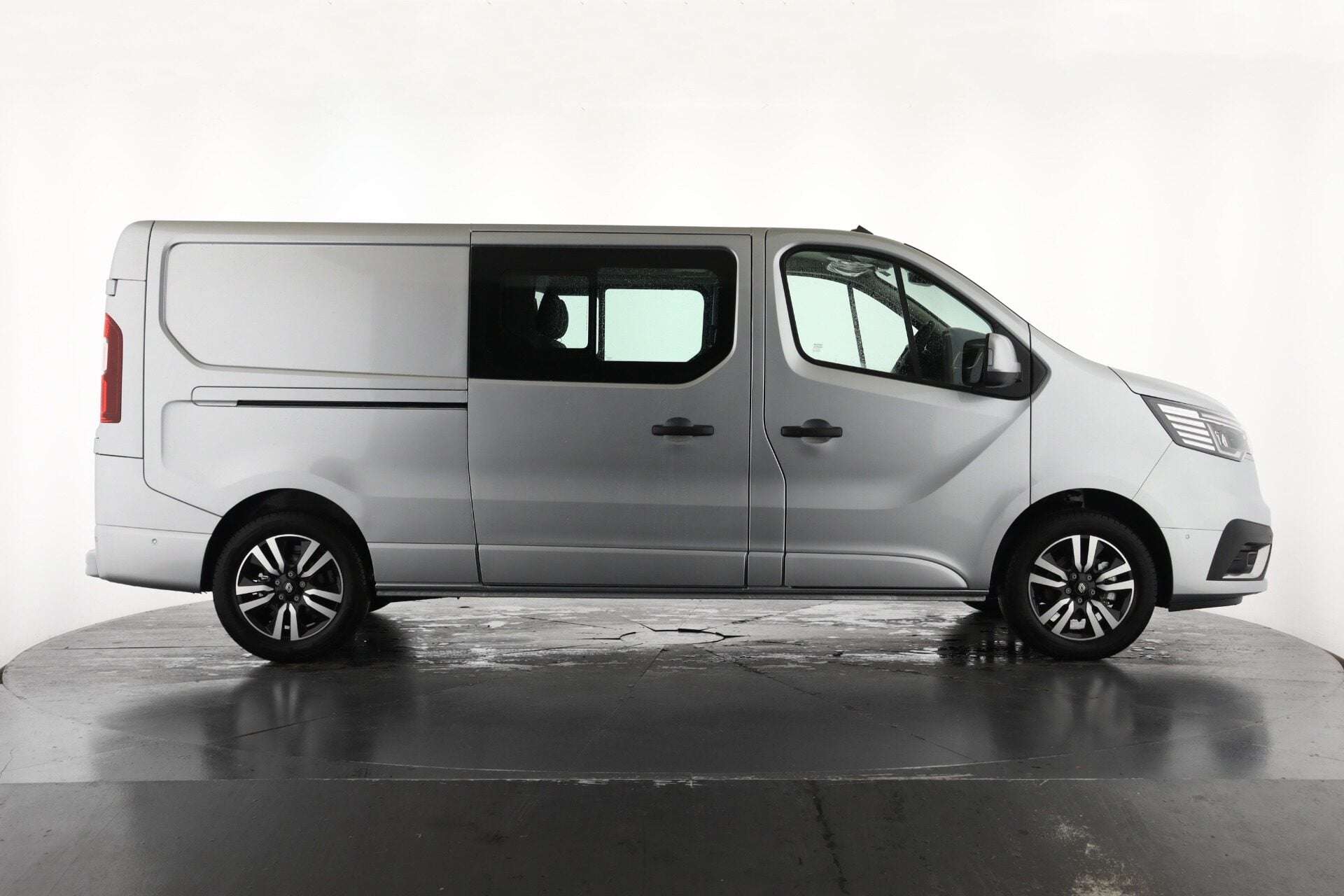 A 2026 RENAULT TRAFIC LL30 Blue dCi 150 Extra Sport Crew Van MY26 A 2026 RENAULT TRAFIC LL30 Blue dCi 150 Extra Sport Crew Van MY26