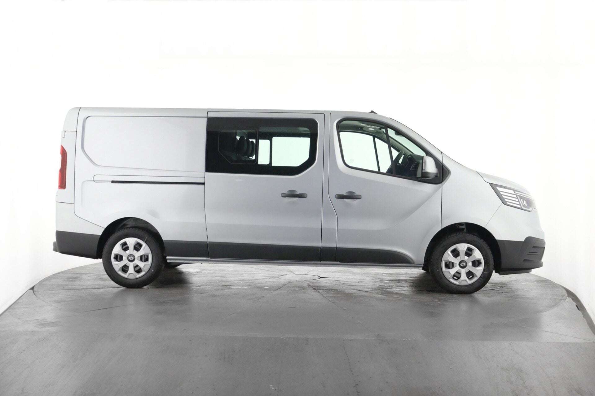 A 2026 RENAULT TRAFIC LL30 Blue dCi 130 Advance Crew Van A 2026 RENAULT TRAFIC LL30 Blue dCi 130 Advance Crew Van