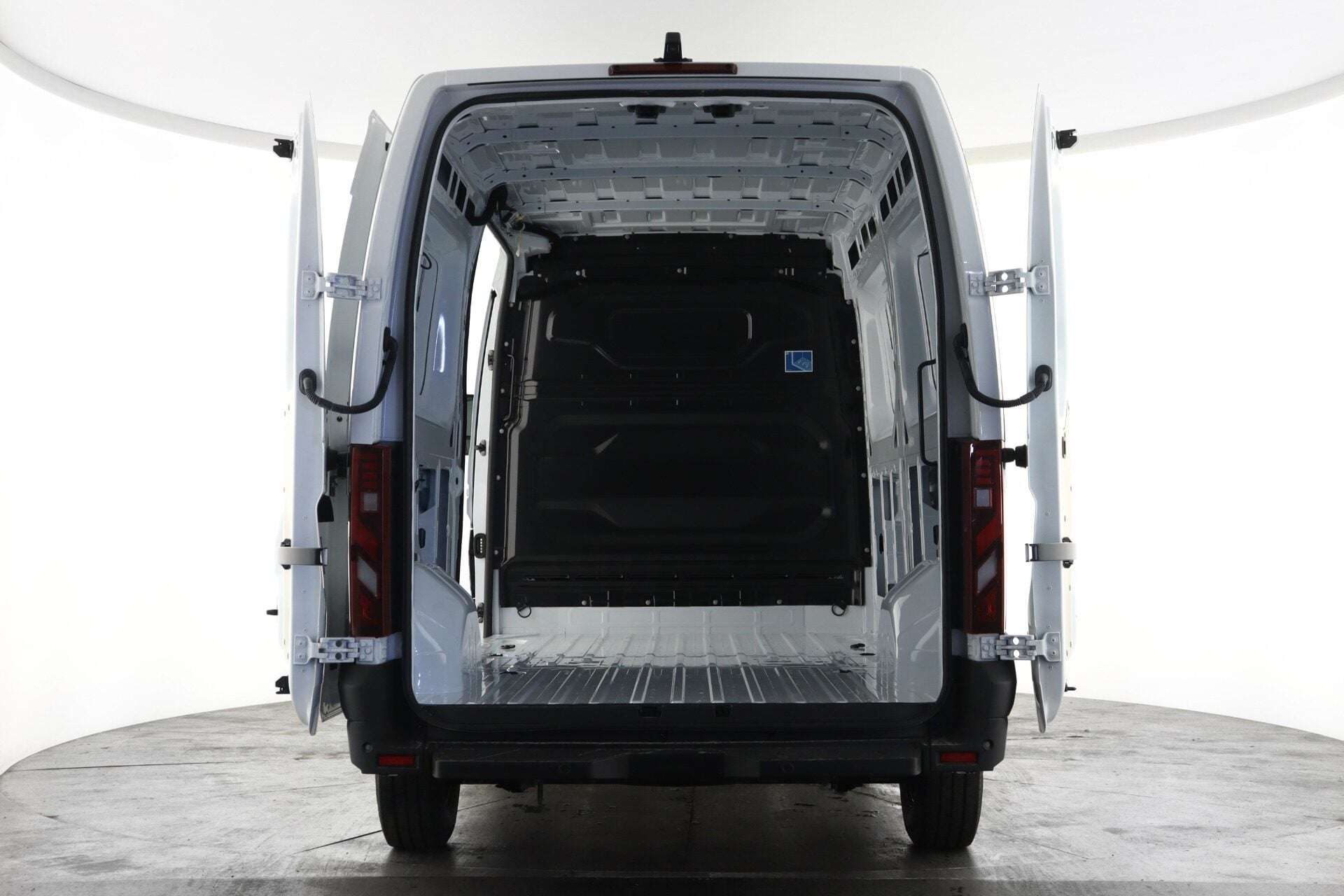 A 2026 NISSAN INTERSTAR 105kW 87kWh H2 Tekna Van Auto A 2026 NISSAN INTERSTAR 105kW 87kWh H2 Tekna Van Auto