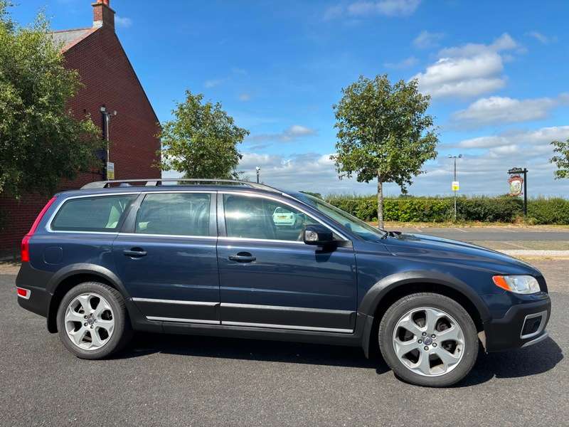 A 2011 VOLVO XC70 D5 SE LUX AWD 2.4 AUTOMATIC 5 CYLINDER A 2011 VOLVO XC70 D5 SE LUX AWD 2.4 AUTOMATIC 5 CYLINDER
