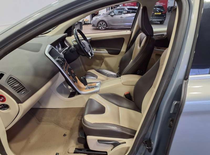A 2011 VOLVO XC60 D5 SE AWD GEARTRONIC A 2011 VOLVO XC60 D5 SE AWD GEARTRONIC