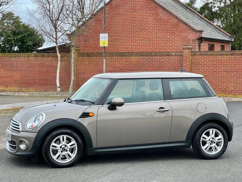 A 2012 MINI MINI COOPER HATCH AUTOMATIC A 2012 MINI MINI COOPER HATCH AUTOMATIC