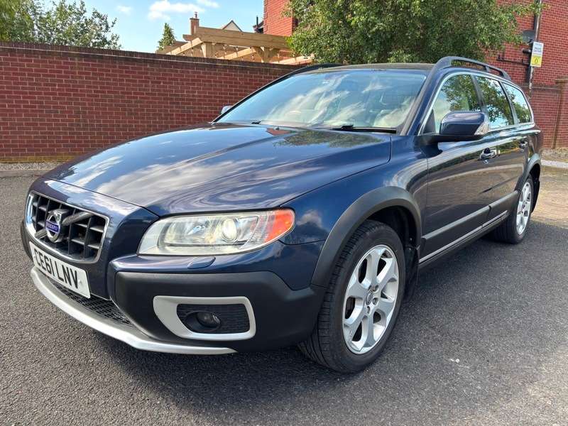 A 2011 VOLVO XC70 D5 SE LUX AWD 2.4 AUTOMATIC 5 CYLINDER A 2011 VOLVO XC70 D5 SE LUX AWD 2.4 AUTOMATIC 5 CYLINDER