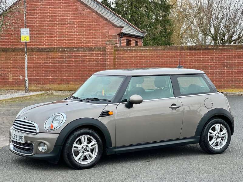 A 2012 MINI MINI COOPER HATCH AUTOMATIC A 2012 MINI MINI COOPER HATCH AUTOMATIC