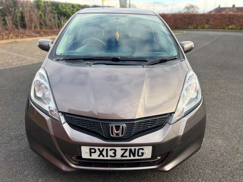 A 2013 HONDA JAZZ I-VTEC ES PLUS A 2013 HONDA JAZZ I-VTEC ES PLUS