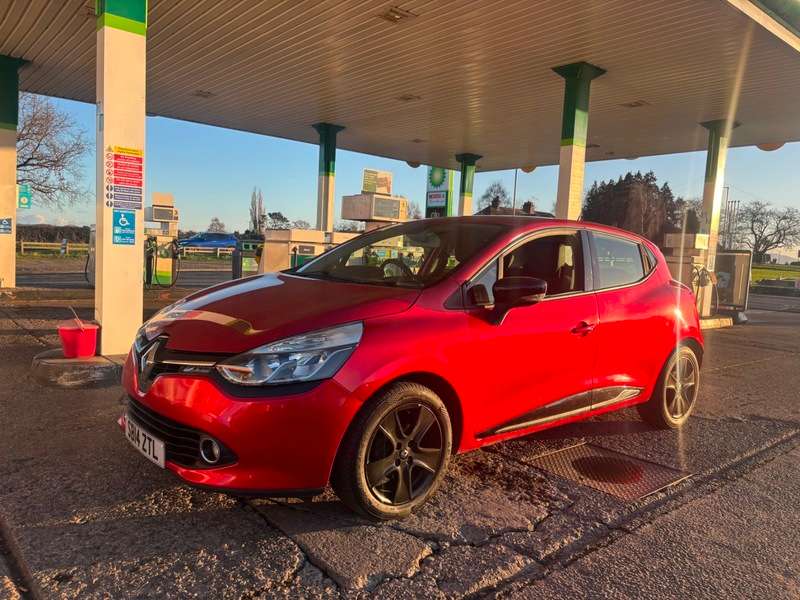 A 2014 RENAULT CLIO DYNAMIQUE MEDIANAV A 2014 RENAULT CLIO DYNAMIQUE MEDIANAV