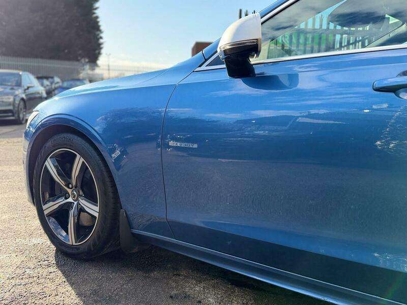 A 2018 VOLVO V90 2.0 D5 PowerPulse R-Design Auto AWD Euro 6 (s/s) 5dr A 2018 VOLVO V90 2.0 D5 PowerPulse R-Design Auto AWD Euro 6 (s/s) 5dr