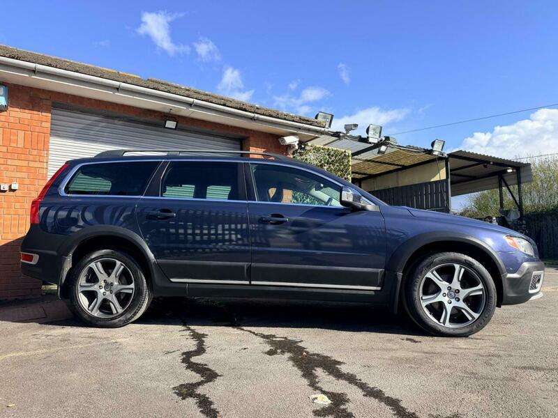 A 2011 VOLVO XC70 2.4 D5 SE Lux AWD Euro 5 (s/s) 5dr A 2011 VOLVO XC70 2.4 D5 SE Lux AWD Euro 5 (s/s) 5dr