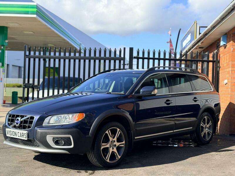 A 2011 VOLVO XC70 2.4 D5 SE Lux AWD Euro 5 (s/s) 5dr A 2011 VOLVO XC70 2.4 D5 SE Lux AWD Euro 5 (s/s) 5dr