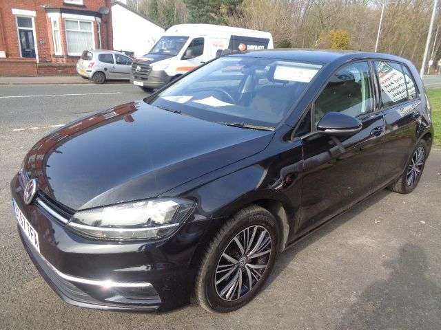 A 2017 VOLKSWAGEN GOLF 1.6 TDI SE Hatchback 5dr Diesel Manual Euro 6 (s/s) (115 ps) APPLE CAR PLAY A 2017 VOLKSWAGEN GOLF 1.6 TDI SE Hatchback 5dr Diesel Manual Euro 6 (s/s) (115 ps) APPLE CAR PLAY