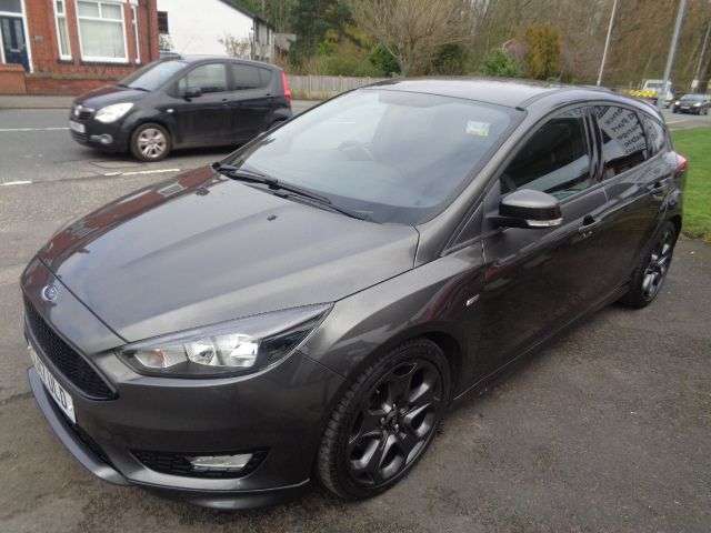 A 2017 FORD FOCUS 1.0T EcoBoost ST-Line Hatchback 5dr Petrol Manual Euro 6 (s/s) (125 ps) A 2017 FORD FOCUS 1.0T EcoBoost ST-Line Hatchback 5dr Petrol Manual Euro 6 (s/s) (125 ps)