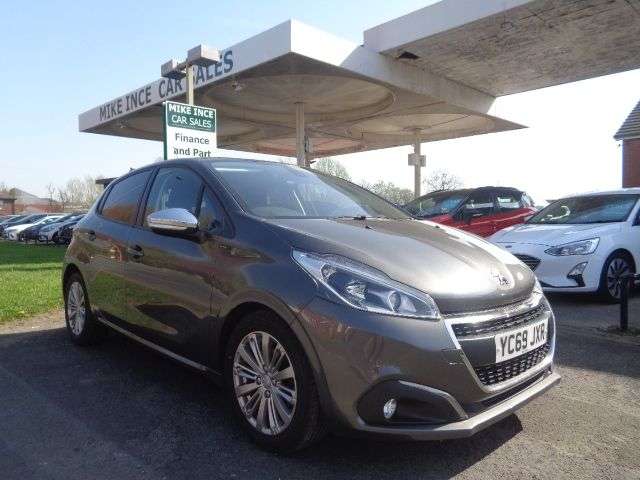 A 2019 PEUGEOT 208 1.2 PureTech Signature Hatchback 5dr Petrol Manual Euro 6 (s/s) (82 ps) 4 S A 2019 PEUGEOT 208 1.2 PureTech Signature Hatchback 5dr Petrol Manual Euro 6 (s/s) (82 ps) 4 S
