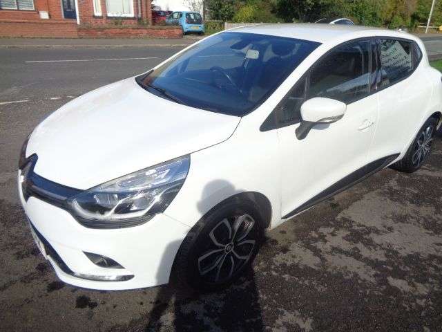 A 2017 RENAULT CLIO 0.9 TCe Dynamique Nav Hatchback 5dr Petrol Manual Euro 6 (s/s) (90 ps) SERV A 2017 RENAULT CLIO 0.9 TCe Dynamique Nav Hatchback 5dr Petrol Manual Euro 6 (s/s) (90 ps) SERV